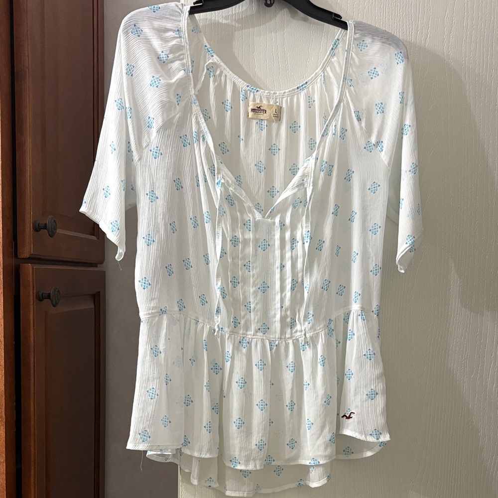 Like New White Hollister Blouse with Blue Motif size Large